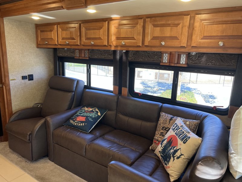 2017 Tiffin Allegro RED 33AA, Class A Diesel RV For Sale By Owner in