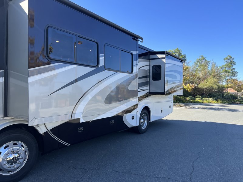 2017 Tiffin Allegro RED 33AA, Class A Diesel RV For Sale By Owner in