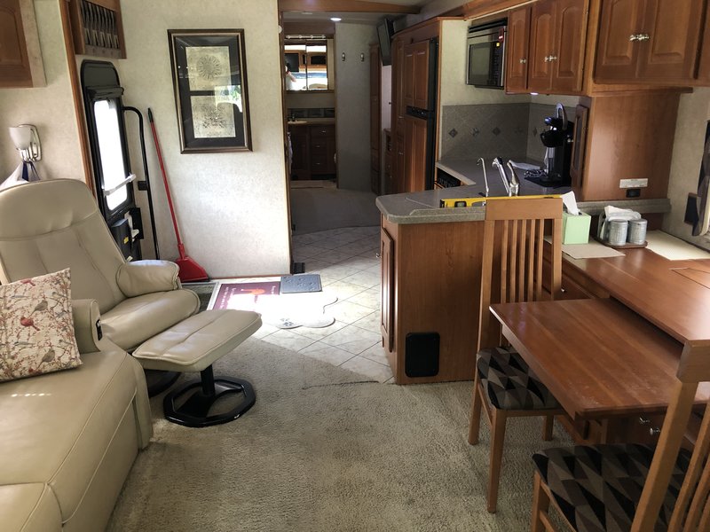 2010 Winnebago Adventurer 37F, Class A Gas RV For Sale By Owner in