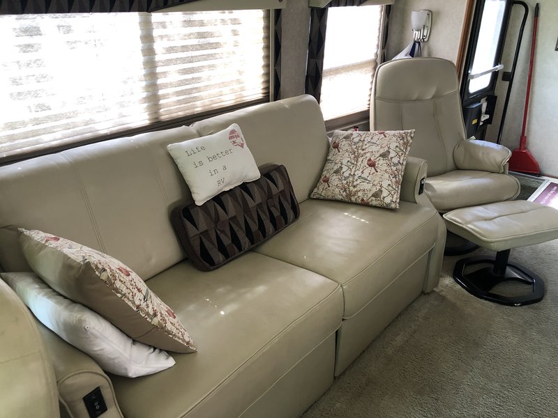 2010 Winnebago Adventurer 37F, Class A Gas RV For Sale By Owner in