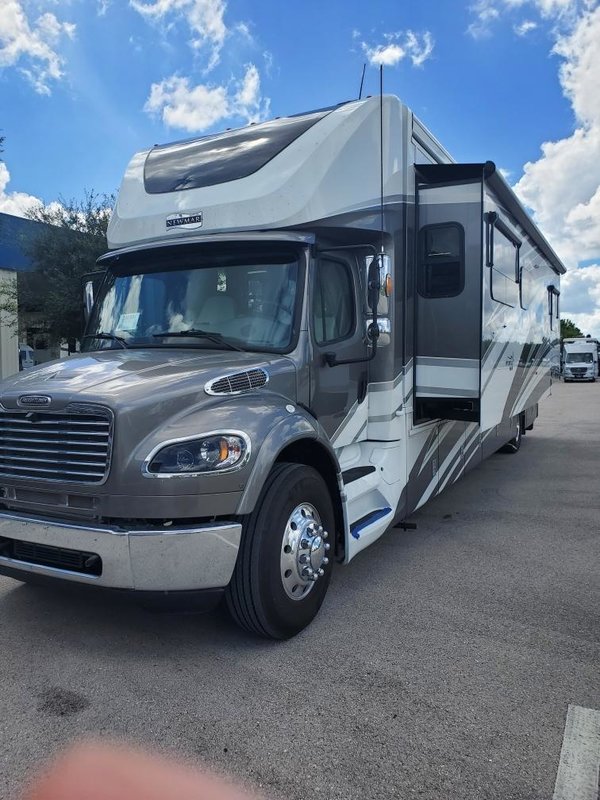 2022 Newmar SuperStar 4059, Class C RV For Sale By Owner in Jacksboro
