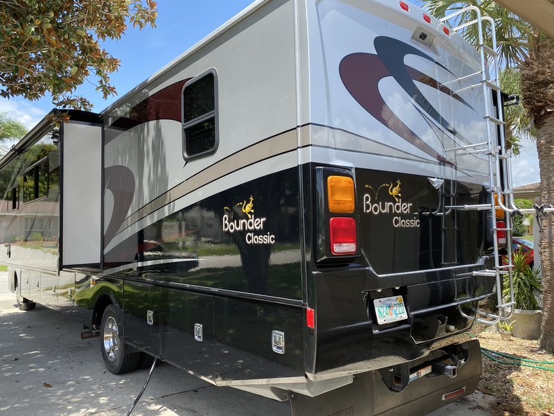 2013 Fleetwood Bounder Classic 34M, Class A Gas RV For Sale By Owner
