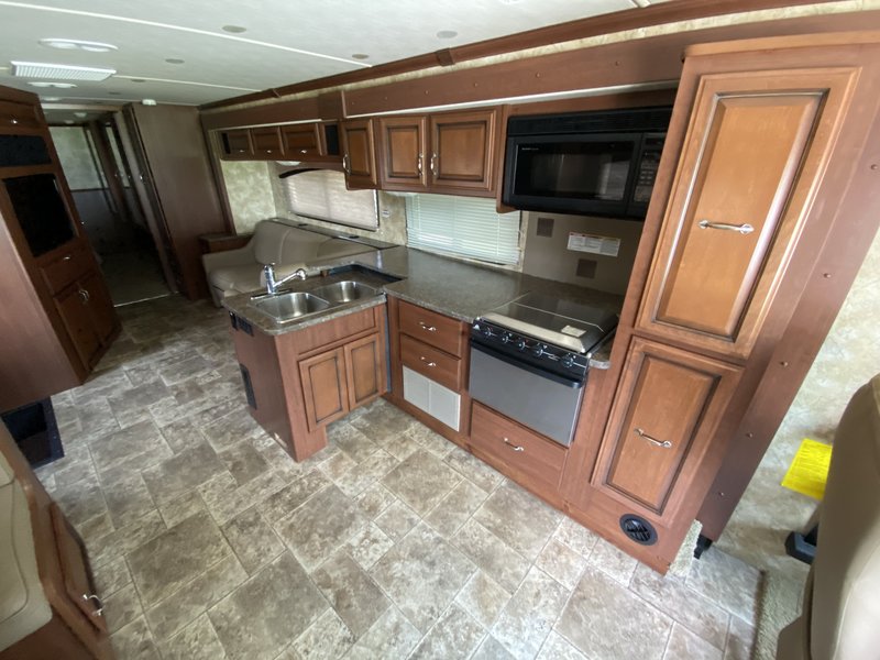 2013 Fleetwood Bounder Classic 34M, Class A Gas RV For Sale By Owner