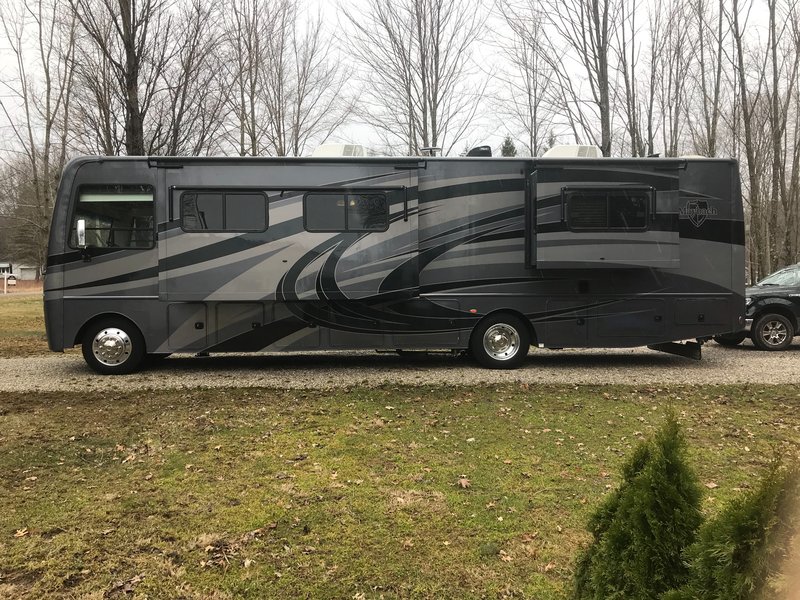 2017 NeXus RV Maybach 37M, Class A Gas RV For Sale By Owner in Linesville, Pennsylvania RVT