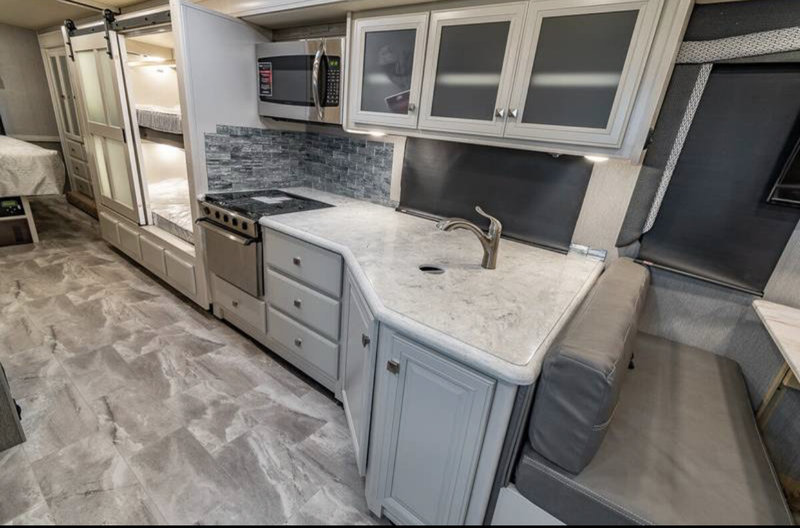 2021 Fleetwood Flair 34J, Class A Gas RV For Sale By Owner in Tampa