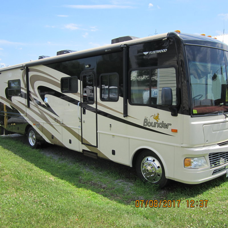 2008 Fleetwood Bounder 35E, Class A Gas RV For Sale By Owner in
