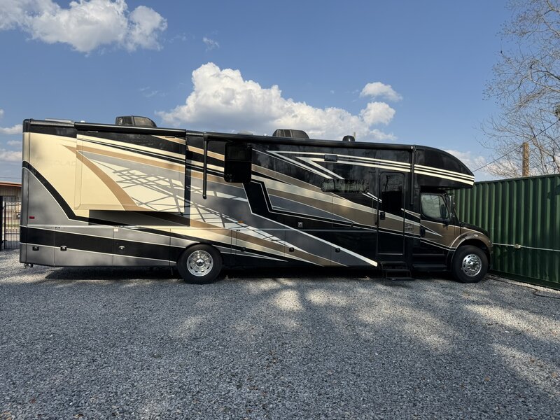 2023 Entegra Coach Accolade 37k