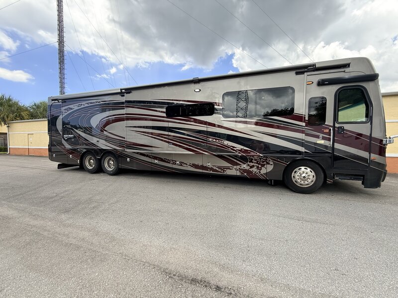2020 Fleetwood Discovery LXE 44B