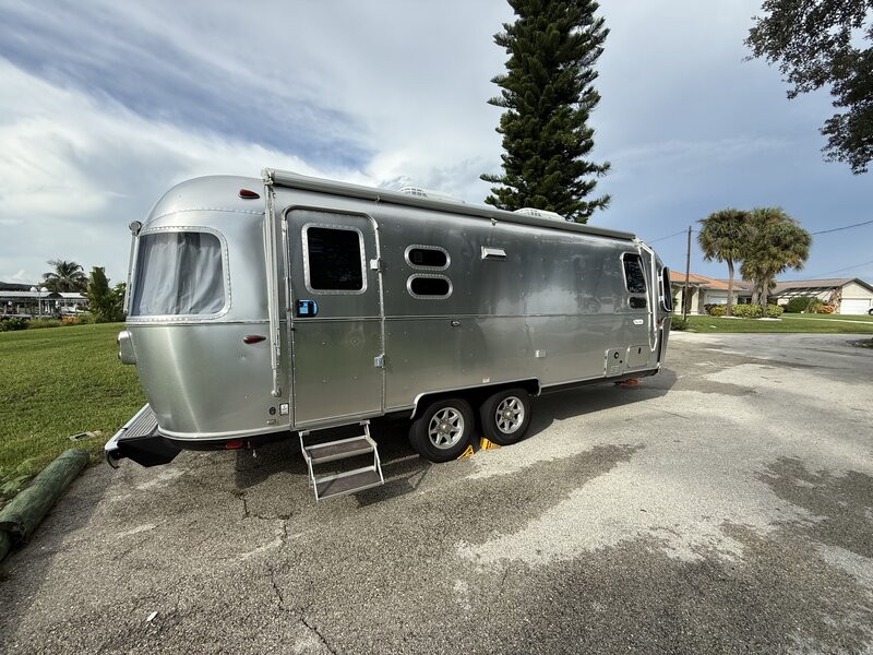 2024 Airstream Flying Cloud 25 FBR twin
