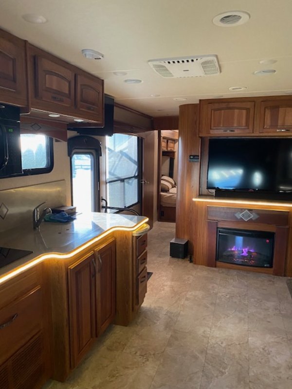 Used 2016 Jayco Seneca 37FK for Sale by Owner in Hermiston, Oregon RVT