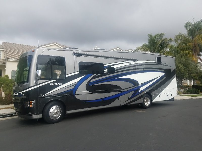 2017 Thor Motor Coach Outlaw 37BG, Toy Haulers RV For Sale By Owner in 2017 Thor Motor Coach Outlaw 37bg