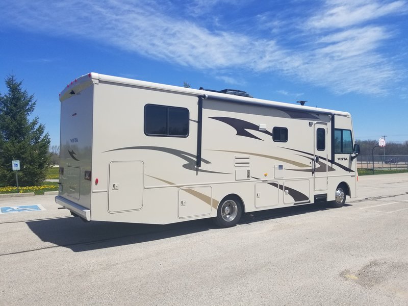 2016 Winnebago Vista 31KE, Class A Gas RV For Sale By Owner in Wind lake, Wisconsin