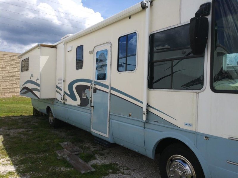 2001 National RV Dolphin 5330, Class A Gas RV For Sale By Owner in