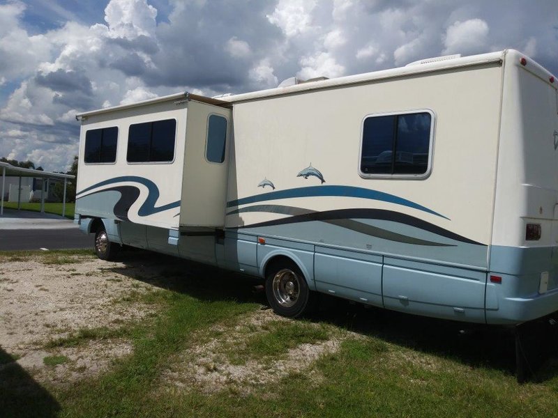2001 National RV Dolphin 5330, Class A Gas RV For Sale By Owner in
