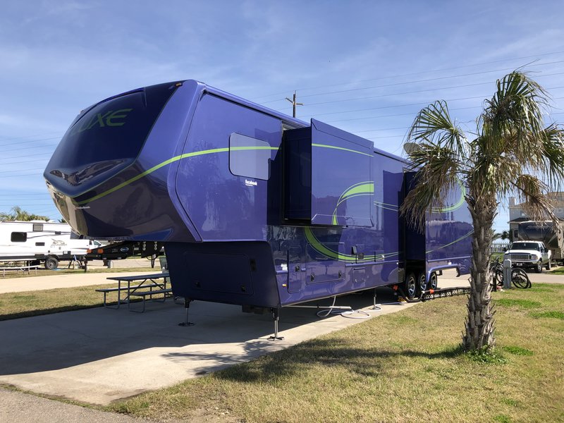 2018 Augusta RV Luxe Elite 42RL, 5th Wheels RV For Sale By Owner in Daytona Beach, Florida RVT