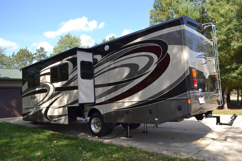 2014 Fleetwood Bounder 35K, Class A Gas RV For Sale By Owner in