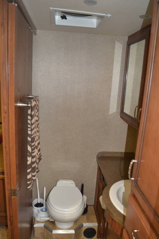 2014 Fleetwood Bounder 35K, Class A Gas RV For Sale By Owner in