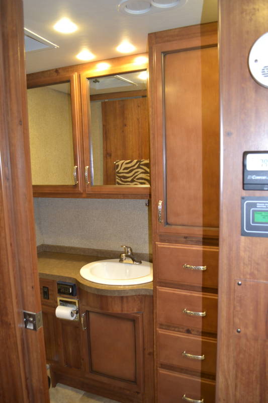 2014 Fleetwood Bounder 35K, Class A Gas RV For Sale By Owner in