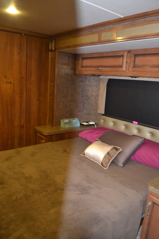 2014 Fleetwood Bounder 35K, Class A Gas RV For Sale By Owner in