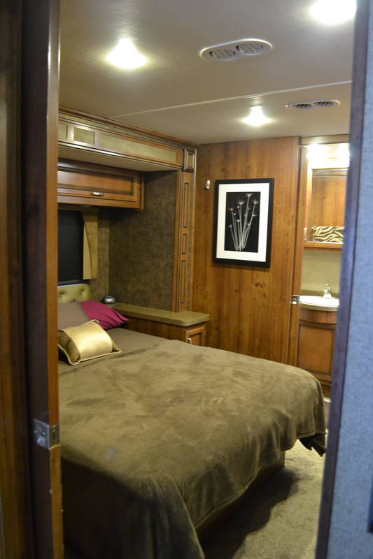 2014 Fleetwood Bounder 35K, Class A Gas RV For Sale By Owner in
