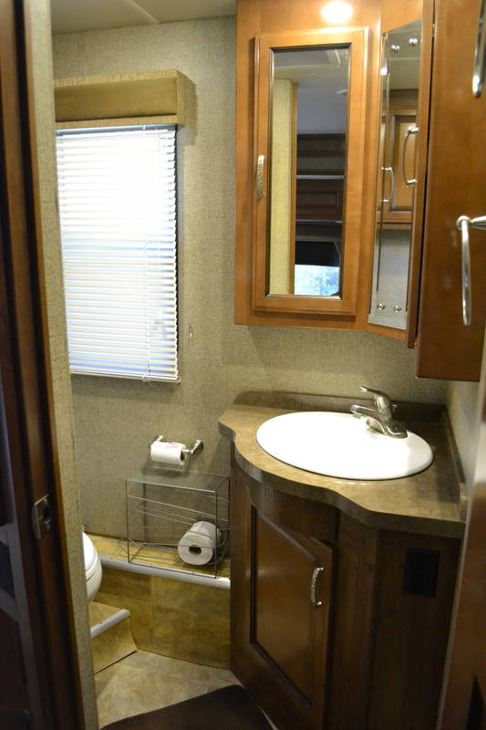 2014 Fleetwood Bounder 35K, Class A Gas RV For Sale By Owner in