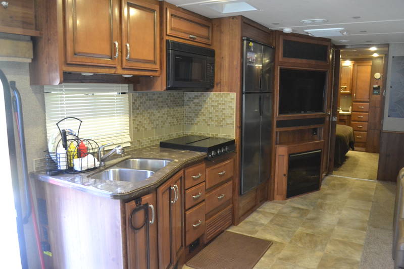 2014 Fleetwood Bounder 35K, Class A Gas RV For Sale By Owner in