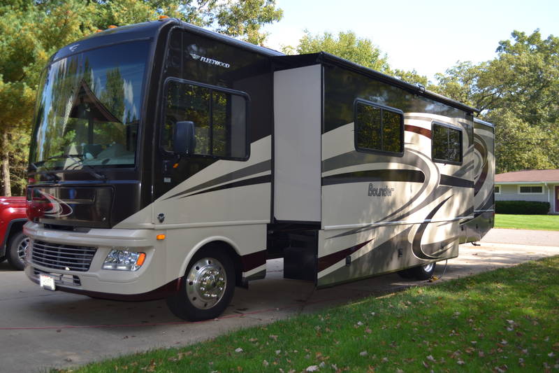 2014 Fleetwood Bounder 35K, Class A Gas RV For Sale By Owner in
