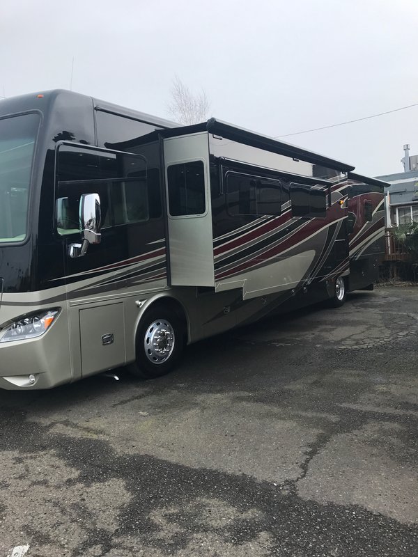 2014 Tiffin Phaeton 40QKH, Class A Diesel RV For Sale By Owner in
