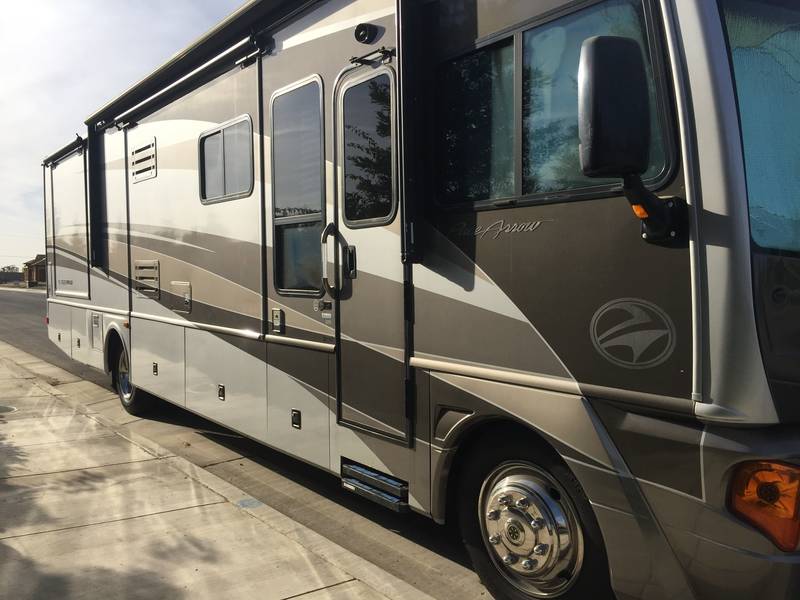 2005 Fleetwood Pace Arrow 37C, Class A Gas RV For Sale By Owner in Bakersfield, California