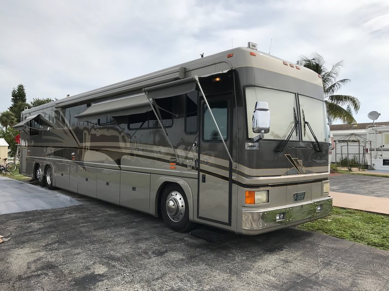 2000 Featherlite Coaches Vogue V5000, Class A Diesel RV For Sale By