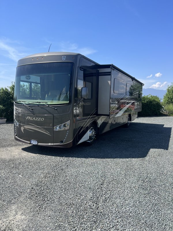 2016 Thor Motor Coach Palazzo, Class A Diesel RV For Sale By Owner in