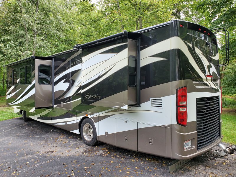 2014 Forest River Berkshire 390BH, Class A Diesel RV For Sale By Owner in Pataskala, Ohio