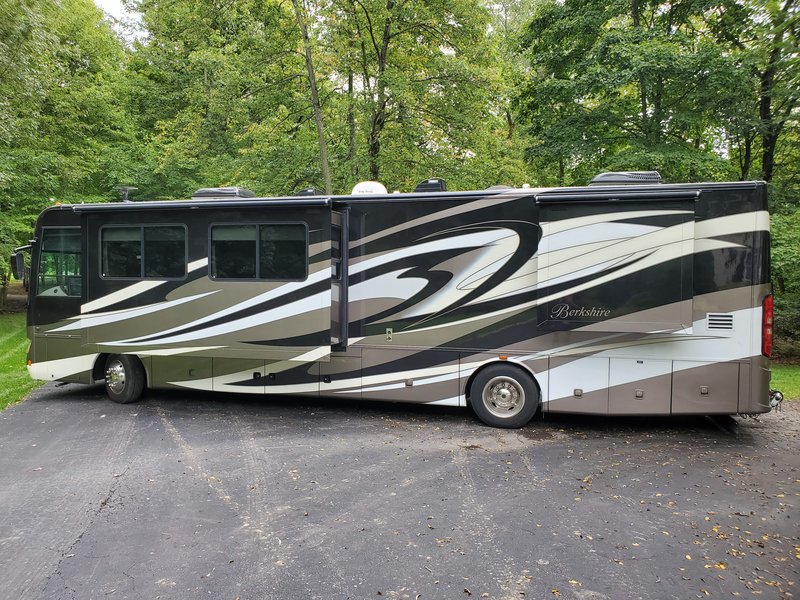 2014 Forest River Berkshire 390BH, Class A Diesel RV For Sale By Owner in Pataskala, Ohio