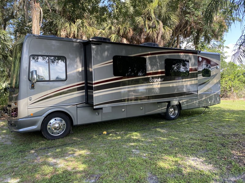 2016 Fleetwood Bounder 33C, Class A Gas RV For Sale By Owner in Tampa