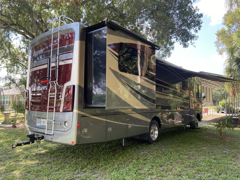 2016 Fleetwood Bounder 33C, Class A Gas RV For Sale By Owner in Tampa