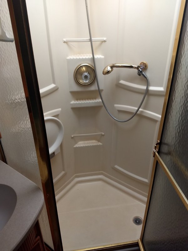 2004 Winnebago Adventurer 33V, Class A Gas RV For Sale By Owner in