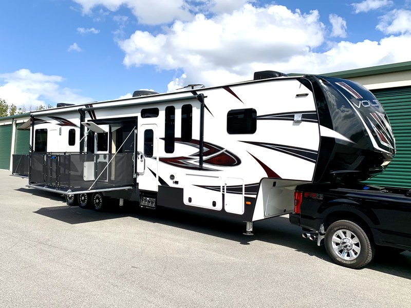 2017 Dutchmen Voltage EPIC 4150, Toy Haulers RV For Sale