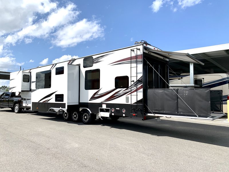 2017 Dutchmen Voltage EPIC 4150, Toy Haulers RV For Sale