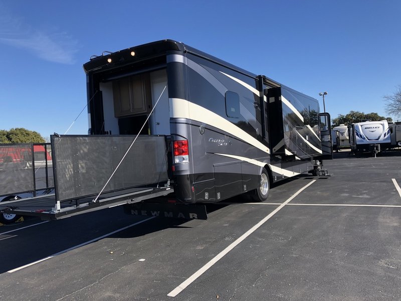 2018 Newmar Canyon Star 3924, Class A Gas RV For Sale By Owner in San