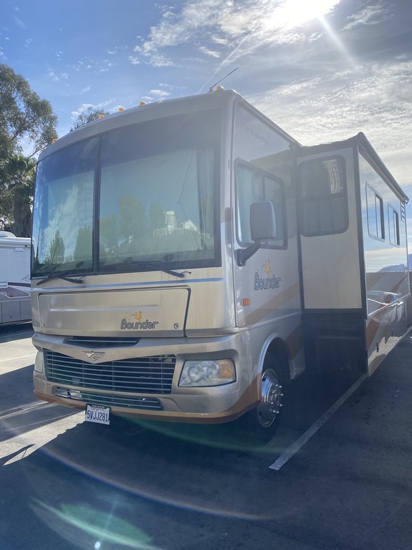 2008 Fleetwood Bounder 35E, Class A Gas RV For Sale By Owner in