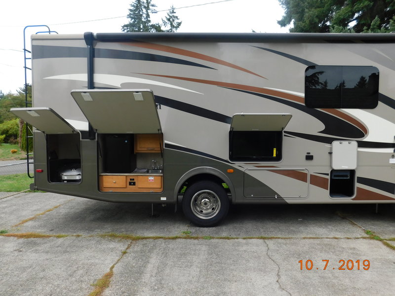 2017 Coachmen Pursuit 30FW, Class A Gas RV For Sale By Owner in