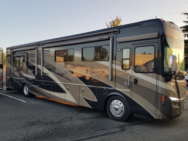 2008 Winnebago Tour, Class A Diesel RV For Sale By Owner in Everett