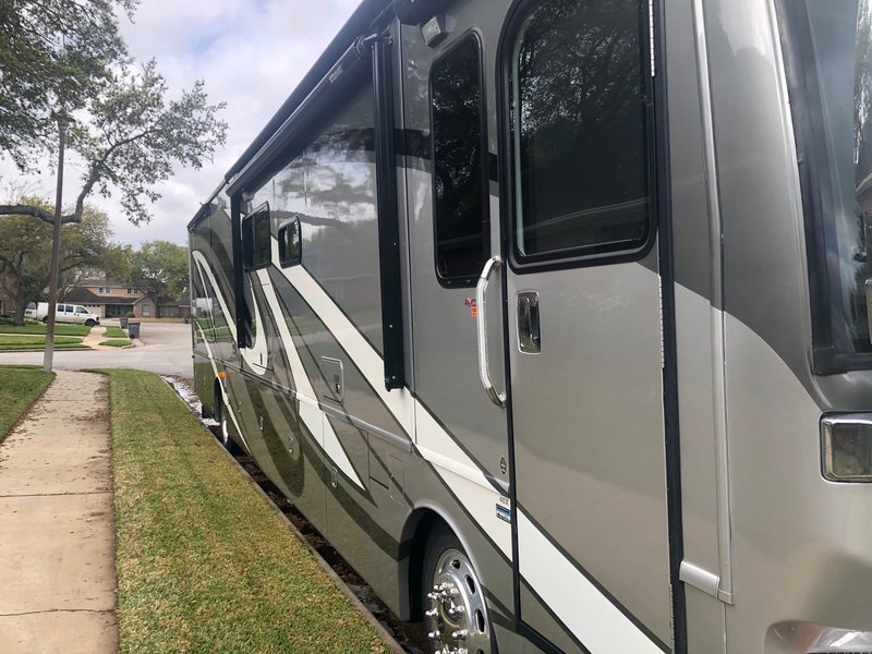 2014 Fleetwood Discovery 40X, Class A Diesel RV For Sale By Owner in