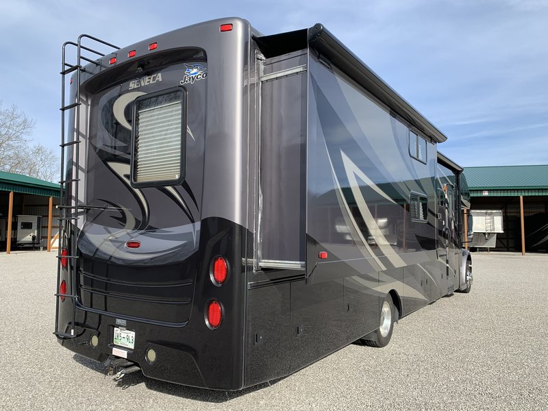 2012 Jayco Seneca HD 37FS, Class A Diesel RV For Sale By Owner in