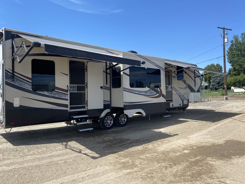 2014 Grand Design Momentum 385TH, 5th Wheels RV For Sale By Owner in