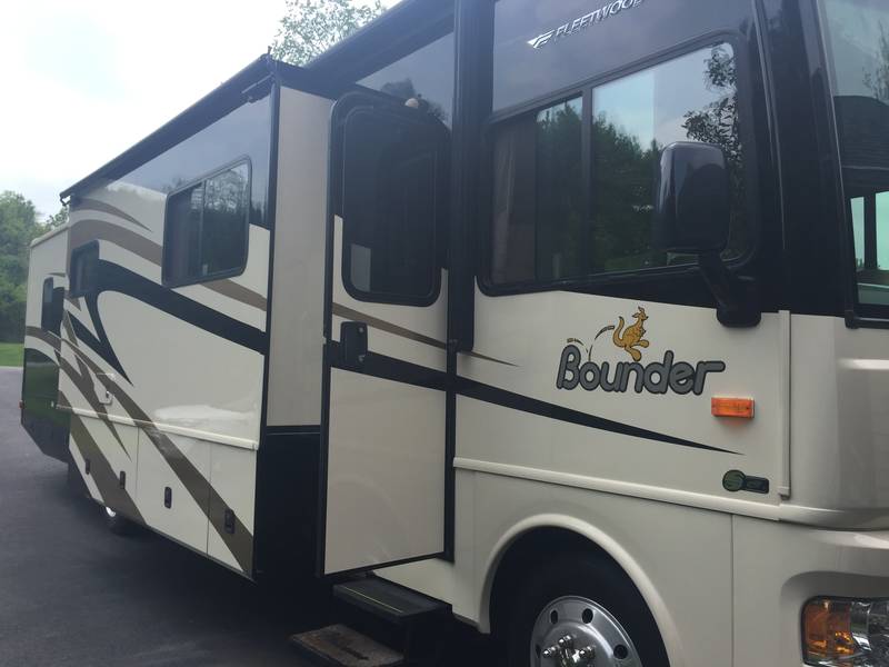 2008 Fleetwood Bounder 38P, Class A Gas RV For Sale By Owner in