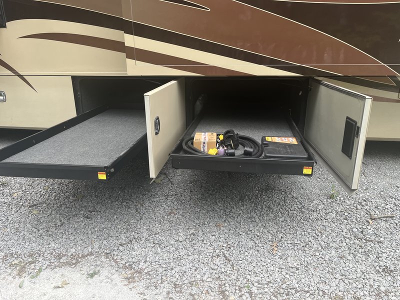 2009 Monaco Camelot DSQ, Class A Diesel RV For Sale By Owner in