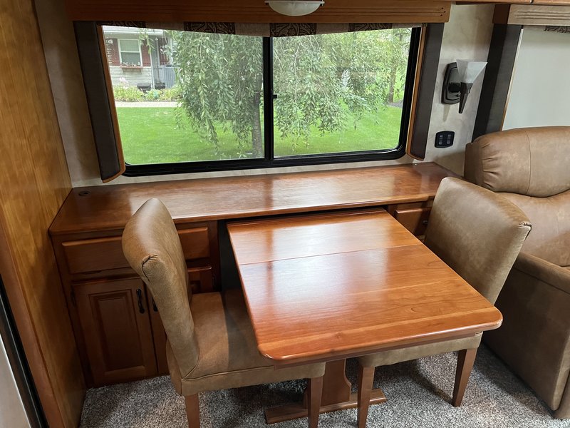 2009 Monaco Camelot DSQ, Class A Diesel RV For Sale By Owner in