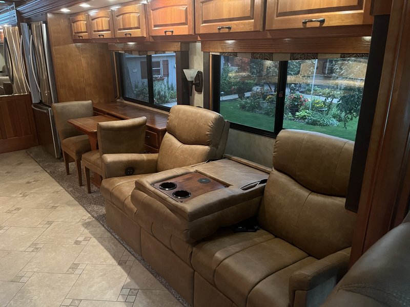 2009 Monaco Camelot DSQ, Class A Diesel RV For Sale By Owner in
