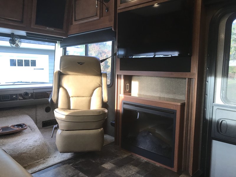 2014 Fleetwood Bounder 36E, Class A Gas RV For Sale By Owner in